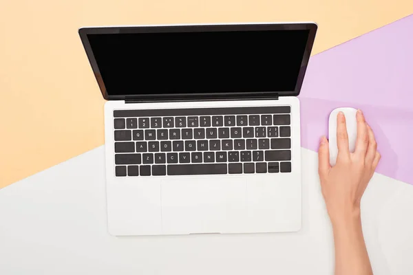 Vista Cortada Mulher Usando Laptop Mouse Fundo Bege Violeta Branco — Fotografia de Stock