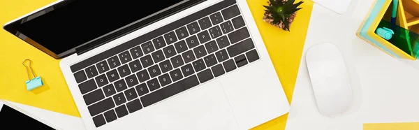 Top View Laptop Blank Screen Computer Mouse Yellow White Background — Stock Photo, Image