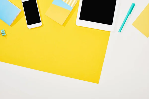 Widok Góry Smartfon Tablet Cyfrowy Pustym Ekranem Materiałami Biurowym Żółtym — Zdjęcie stockowe