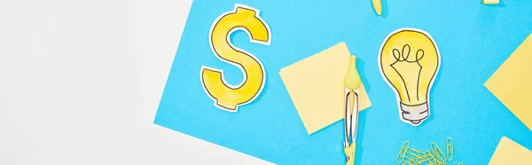 노란색 사무용품 파란색과 배경에 아이콘 파노라마 샷으로 직장의 상단보기 — 스톡 사진