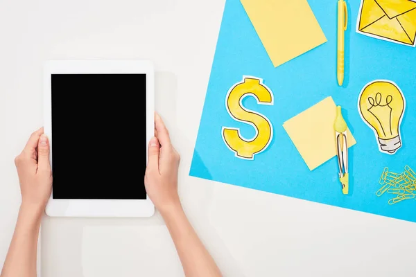 사무용품 파란색과 배경에 노란색 아이콘이있는 직장에서 디지털 태블릿을 들고있는 여성의 — 스톡 사진