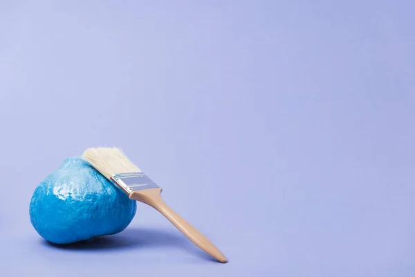Festlich Bemalter Blauer Kürbis Mit Pinsel Auf Violettem Hintergrund — Stockfoto