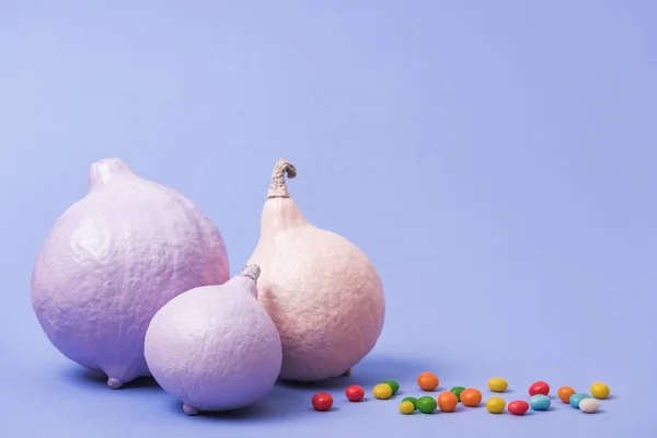 Calabazas Pintadas Festivas Con Caramelos Sobre Fondo Violeta — Foto de Stock