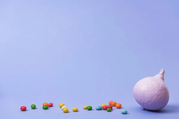 Festlich Bemalter Kürbis Mit Bonbons Auf Violettem Hintergrund — Stockfoto