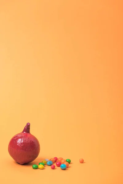 Calabaza Roja Pintada Con Dulces Sobre Fondo Color Naranja —  Fotos de Stock