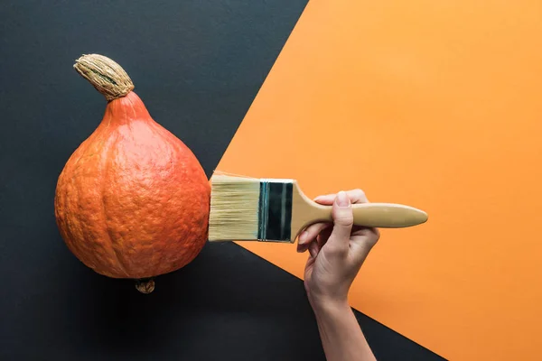 Vista Parcial Mujer Sosteniendo Pincel Cerca Calabaza Sobre Fondo Negro — Foto de Stock