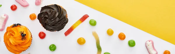 Vista Superior Dulces Gomosos Cupcakes Sobre Fondo Amarillo Blanco Regalo — Foto de Stock