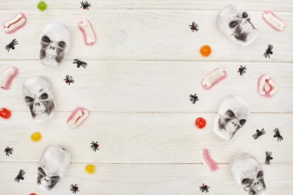 Widok Góry Bonbons Gummy Zęby Czaszki Pająki Białym Stole Halloween — Zdjęcie stockowe