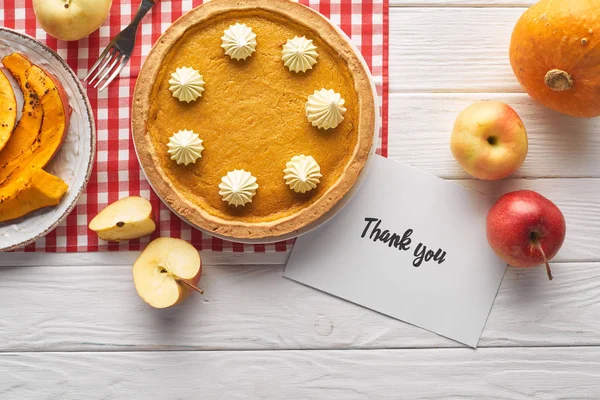 Ansicht Des Traditionellen Kürbiskuchens Mit Dankeskarte Auf Weißem Holztisch Mit — Stockfoto