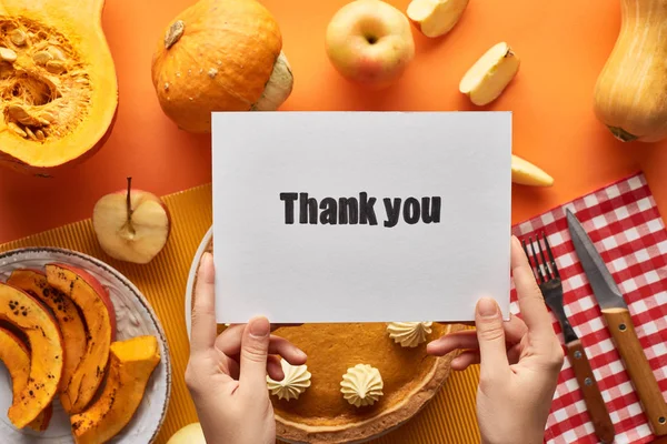 Recortado Vista Mujer Sosteniendo Gracias Tarjeta Cerca Pastel Calabaza Sobre — Foto de Stock