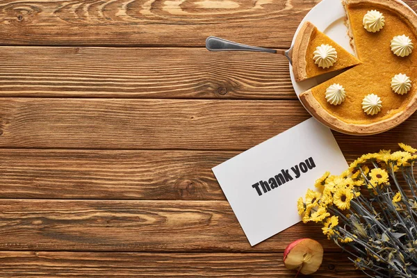 おいしいカボチャパイ リンゴのトップビューと花と木製の素朴なテーブルの上に感謝カード — ストック写真