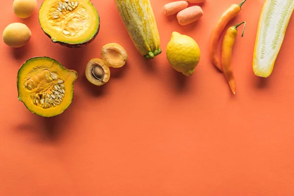 Vista Superior Frutas Verduras Amarillas Sobre Fondo Naranja Con Espacio — Foto de Stock