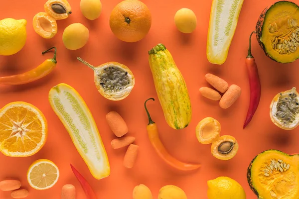 オレンジを背景にした黄色い果物や野菜の上からの眺め — ストック写真