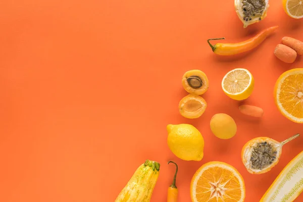 コピースペースのあるオレンジの背景の黄色い果物や野菜の上からの眺め — ストック写真
