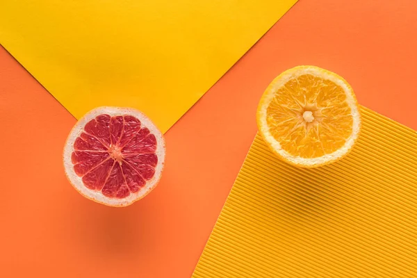 Draufsicht Auf Orange Und Grapefruit Auf Gelbem Und Orangefarbenem Hintergrund — Stockfoto