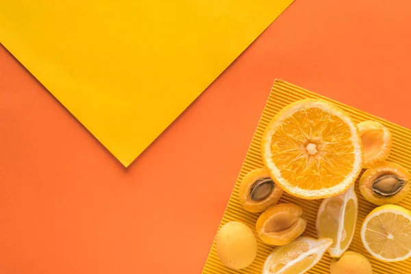 黄色和橙色背景的黄色果实顶部视图 带有复制空间 — 图库照片