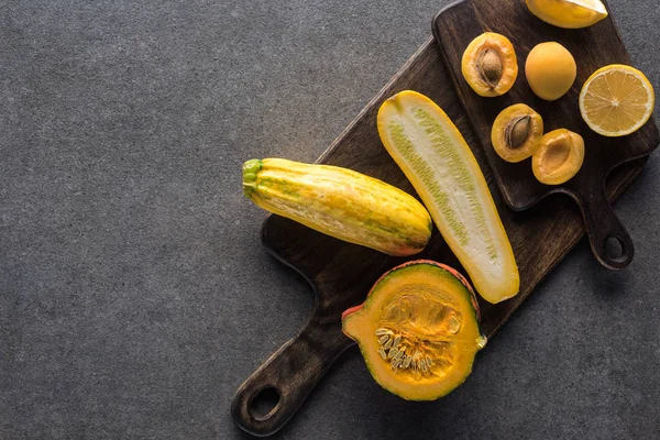 Top View Yellow Fruits Vegetables Wooden Cutting Boards Grey Textured — Stock Photo, Image