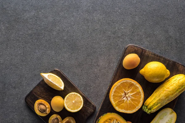 Ansicht Von Gelbem Obst Und Gemüse Auf Hölzernen Schneidebrettern Auf — Stockfoto