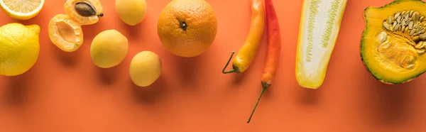Felső Kilátás Sárga Gyümölcsök Zöldségek Narancssárga Háttér Panoráma Lövés — Stock Fotó