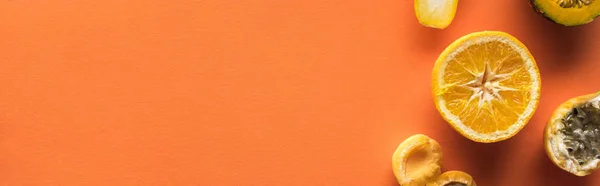 Вид Сверху Желтые Фрукты Оранжевом Фоне Копировальным Пространством Панорамный Снимок — стоковое фото