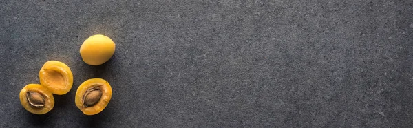 Widok Góry Żółte Morele Szarym Tle Teksturowane Miejsca Kopiowania Zdjęcie — Zdjęcie stockowe