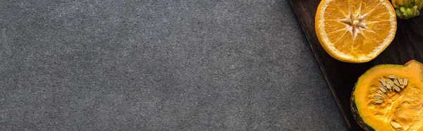 Вид Сверху Апельсин Тыкву Деревянных Досках Сером Текстурированном Фоне Панорамный — стоковое фото