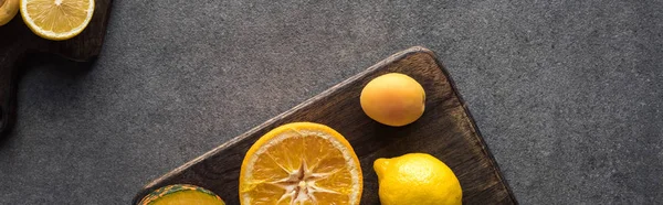 Top View Yellow Fruits Wooden Cutting Boards Grey Textured Background — Stock Photo, Image