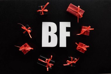 Siyah üzerine izole edilmiş kırmızı hediyeli Bf harflerinin üst görünümü