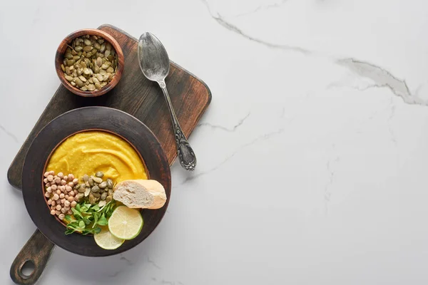 Top View Autumnal Mashed Pumpkin Soup Bowl Wooden Cutting Board — Stock Photo, Image