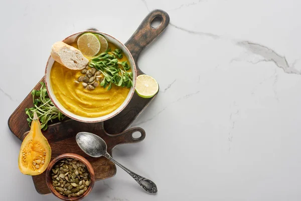 Bovenaanzicht Van Autumnal Puree Pompoensoep Houten Snijplank Marmeren Oppervlak Met — Stockfoto