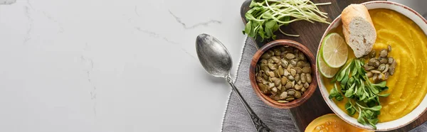 Panoramisch Shot Van Heerlijke Puree Pompoensoep Houten Snijplank Marmeren Oppervlak — Stockfoto