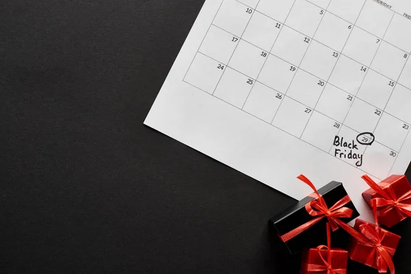 Верхний Вид Подарочных Коробок Календарь Черной Пятницей Даты Черном Фоне — стоковое фото