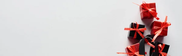 Вид Сверху Декоративные Красные Черные Подарочные Коробки Белом Фоне Панорамный — стоковое фото