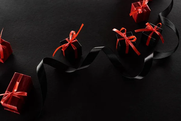 Vue Dessus Des Boîtes Cadeaux Décoratives Noires Rouges Avec Des — Photo