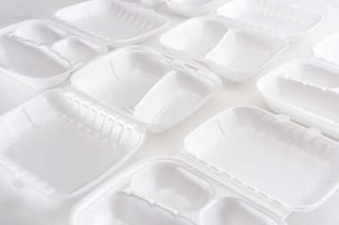 Beyaz arkaplanda öğle yemeği için boş eko paketleri 