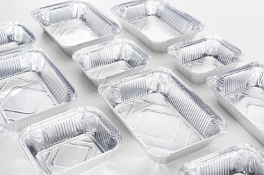 Beyaz arkaplanda öğle yemeği için boş eko paketleri 