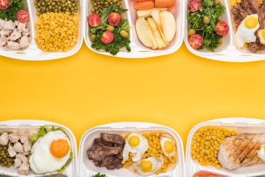 Elma, sebze, et, sahanda yumurta ve salata içeren ekolojik paketlerin üst görüntüsü sarı üzerine izole edilmiş. 