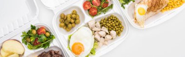 Beyaz arka planda elma, sebze, et, sahanda yumurta ve salata içeren eko paketlerin panoramik çekimi 