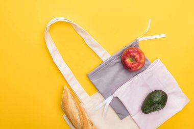 olgun elma üst görünümü, baget ve avokado sarı izole çevre dostu çanta yakınında