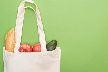yeşil izole çevre dostu çanta domates, avokado, elma ve baget üst görünümü