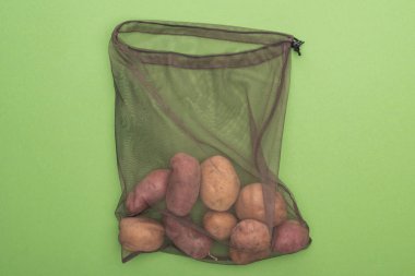 yeşil izole çevre dostu çanta taze bütün patates üst görünümü