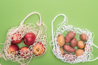 yeşil izole dize torbalarda olgun elma ve patates üst görünümü