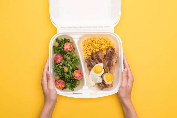 Cropped View Woman Holding Eco Package Corn Meat Fried Eggs — Stock Photo, Image