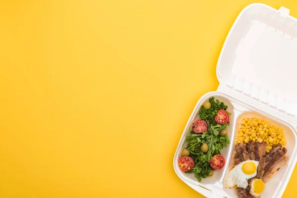 Vue Dessus Emballage Écologique Avec Maïs Viande Œufs Frits Salade — Photo