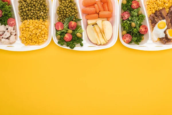 Vue Dessus Des Emballages Écologiques Avec Pommes Légumes Viande Œufs — Photo