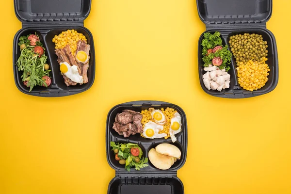 Bovenaanzicht Van Eco Pakketten Met Appels Groenten Vlees Gebakken Eieren — Stockfoto