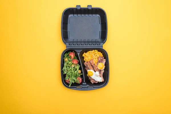 Vue Dessus Emballage Écologique Avec Maïs Viande Œufs Frits Salade — Photo