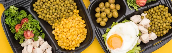 Sebzeli Etli Sahanda Yumurtalı Salatalı Eko Paketlerin Sarı Üzerine Izole — Stok fotoğraf