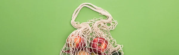 緑に隔離された環境に優しいバッグのリンゴのトップビュー — ストック写真