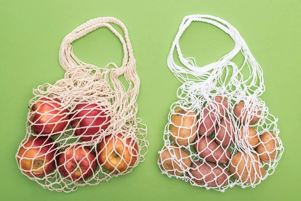 Topputsikt Över Mogna Äpplen Och Potatis Sträng Påsar Isolerade Grön — Stockfoto